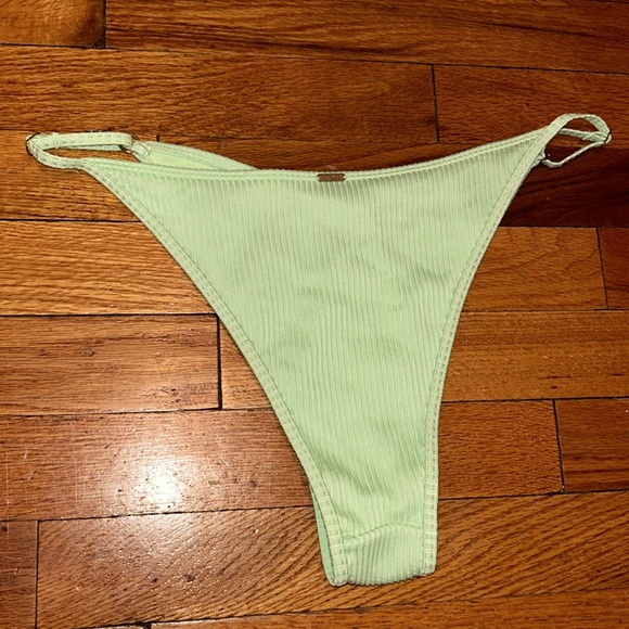 Green bikini - Picture 5 of 5